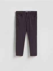 Bawełniane spodnie slim fit - mahoniowy. Brązowe spodnie materiałowe męskie Reserved, bez wzorów, z bawełny. Za 149.99 zł.