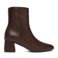 Botki JENNY. Brązowe botki damskie Jenny, bez obcasa, na słupku, bez zapięcia. Za 149.99 zł.