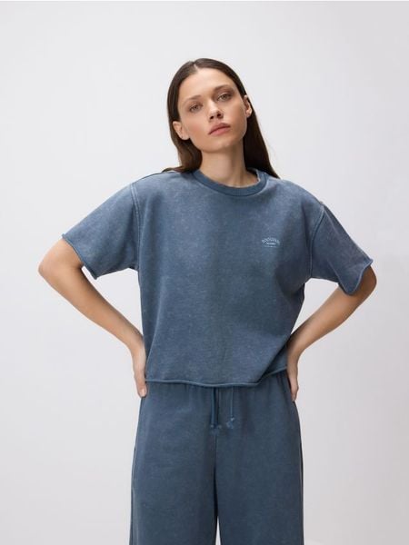 Krótki t-shirt z nadrukiem - granatowy. Niebieskie t-shirty damskie Reserved, l, bez wzorów, z bawełny, bez kołnierzyka. Za 59.99 zł.