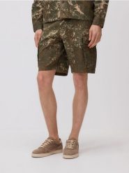 Szorty z kieszeniami cargo - ciemnozielony. Zielone szorty męskie Reserved, z bawełny, bez kołnierzyka. Za 139.99 zł.