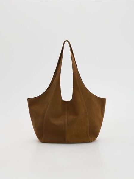 Skórzana torebka typu hobo - brązowy. Brązowe torebki klasyczne damskie Reserved, bez wzorów, ze skóry, bez dodatków. Za 359.99 zł.