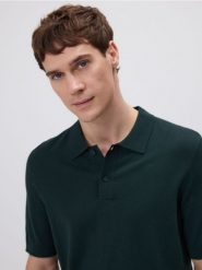 Sweter polo z wiskozą - ciemnozielony. Zielone swetry męskie Reserved, l, bez wzorów, z dzianiny, bez kołnierzyka. W wyprzedaży za 59.99 zł.
