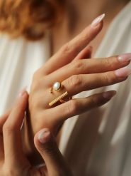 Pierres de Jade Pozłacany pierścionek z perłą rozmiar: onesize. Białe pierścionki damskie Pierres de Jade, z perłą, pozłacane. Za 75.34 zł.