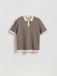 Sweter polo ze strukturalnej dzianiny - ciemnobrązowy. Brązowe swetry męskie Reserved, l, bez wzorów, z bawełny, bez kołnierzyka. Za 119.99 zł.