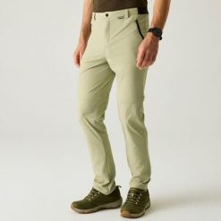 Męskie spodnie podróżne z odpinanymi nogawkami i zabezpieczeniem przed owadami. Zielone szorty męskie Regatta, bez wzorów, z elastanu. Za 279.99 zł.