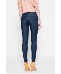 DAMSKIE SPODNIE JEANSOWE WRANGLER SUPER SKINNY DEEP SEA W29JPV95A. Niebieskie spodnie materiałowe damskie Wrangler, bez wzorów, z jeansu. W wyprzedaży za 89.99 zł.