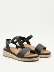 Belucci Sandały w kolorze czarnym na koturnie rozmiar: 36. Czarne sandały damskie Belucci, bez wzorów, bez obcasa, na koturnie. Za 78.99 zł.