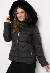 Czarna Pikowana Kurtka z Odpinanym Kapturem i Futrzaną Podszewką Reandira. Czarne kurtki damskie Born2be, l, bez wzorów, z futra. Za 99.99 zł.