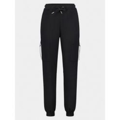 Joggery damskie Luhta Anjala. Czarne spodnie dresowe damskie Luhta, m, bez wzorów, z dresówki. Za 399.00 zł.