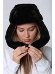 Lucky Bees Czapka w kolorze czarnym rozmiar: onesize. Czarne czapki zimowe damskie Lucky Bees, z futra. Za 43.99 zł.