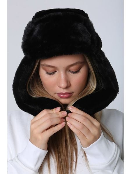 Lucky Bees Czapka w kolorze czarnym rozmiar: onesize. Czarne czapki zimowe damskie Lucky Bees, z futra. Za 135.17 zł.