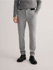 Spodnie chino slim fit w kratę - jasnoszary. Szare spodnie materiałowe męskie Reserved, bez wzorów, z tkaniny. Za 159.99 zł.