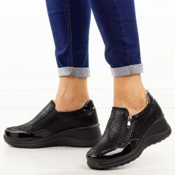 Czarne skórzane półbuty damskie na koturnie Filippo Dp6473/25. Czarne półbuty damskie Filippo, bez wzorów, z jeansu, eleganckie, z okrągłym noskiem, bez obcasa, na koturnie. Za 289.00 zł.