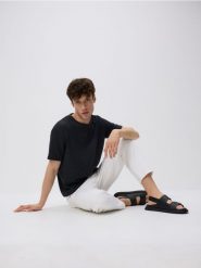 T-shirt boxy z bawełną - ciemnoszary. Szare t-shirty męskie Reserved, l, bez wzorów, z bawełny, bez kołnierzyka. W wyprzedaży za 49.99 zł.