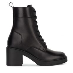 Botki GINO ROSSI. Czarne botki damskie Gino Rossi, bez obcasa, na słupku, bez zapięcia. Za 349.99 zł.