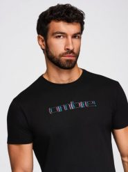 Męski t-shirt z haftem na klatce piersiowej – czarny V1 - Rozmiar: XXL. Czarne t-shirty męskie Ombre Clothing, m, bez wzorów, z bawełny, bez kołnierzyka. Za 129.99 zł.