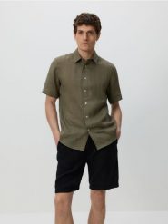 Lniane szorty jogger - czarny. Czarne szorty męskie Reserved, z tkaniny, bez kołnierzyka. Za 159.99 zł.