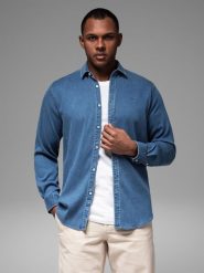 Męska koszula jeansowa z lyocellem oraz haftem na piersi – niebieska V2. Niebieskie koszule męskie Ombre Clothing, m, bez wzorów, z denimu, bez kołnierzyka, bez ramiączek. W wyprzedaży za 149.99 zł.