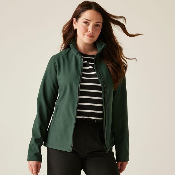 Softshell roboczy damski Ablaze. Zielone kurtki softshell damskie Regatta, bez wzorów, z softshellu, bez kaptura. Za 199.99 zł.