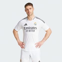 Koszulka Real Madrid 24/25 Home Authentic. Białe t-shirty sportowe męskie Adidas, m, z materiału, bez ramiączek, do piłki nożnej. W wyprzedaży za 466.00 zł.