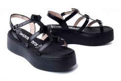 WONDERS A-3703 ISEO. V negro, sandały damskie. Czarne sandały damskie Wonders, bez wzorów, bez obcasa. Za 599.90 zł.
