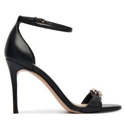 Sandały Guess. Czarne sandały damskie Guess, z aplikacjami, bez obcasa, na szpilce. Za 769.99 zł.