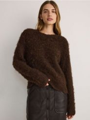 Sweter z domieszką wełny - ciemnobrązowy. Brązowe swetry klasyczne damskie Reserved, l, z dzianiny, bez kołnierzyka. W wyprzedaży za 99.99 zł.