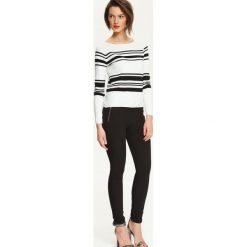 SWETER DŁUGI RĘKAW DAMSKI KLASYCZNY. Białe swetry klasyczne damskie TOP SECRET, z dzianiny, bez kołnierzyka. W wyprzedaży za 49.99 zł.