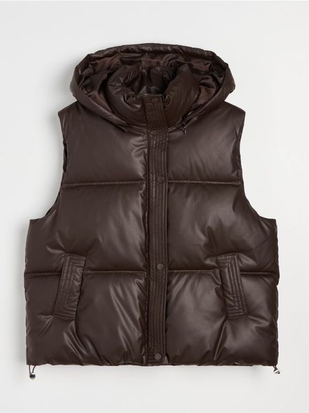 Pikowana kamizelka puffer z kapturem - brązowy. Brązowe kamizelki damskie Sinsay, l. Za 79.99 zł.
