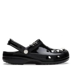 Klapki Crocs. Czarne klapki damskie Crocs, bez wzorów, bez obcasa. Za 249.99 zł.