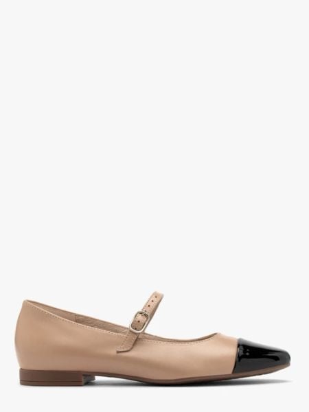 Beżowe baleriny z kontrastowym czarnym noskiem. Brązowe baleriny damskie Ryłko, bez wzorów, ze skóry, bez obcasa, na płaskiej podeszwie. W wyprzedaży za 269.99 zł.