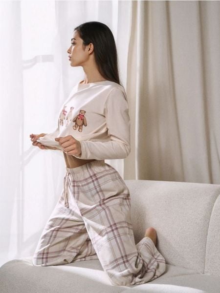 Bawełniania piżama dwuczęściowa z nadrukiem misiów - kremowy. Białe piżamy damskie Sinsay, l, bez wzorów, z bawełny, bez ramiączek. Za 59.99 zł.