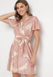 Różowa Sukienka Wiskozowa z Kopertowym Dekoltem i Florystycznym Printem Ninissia. Czerwone sukienki damskie Born2be, na co dzień, l, bez wzorów, z jeansu, eleganckie, bez kołnierzyka, bez ramiączek, mini, kopertowe. W wyprzedaży za 63.99 zł.