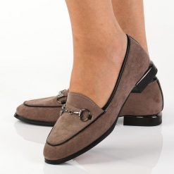 Szare loafersy damskie na obcasie, półbuty Jezzi 2167-1. Szare półbuty damskie Jezzi, bez wzorów, z zamszu, bez obcasa, na obcasie. Za 149.00 zł.