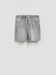 Jeansowe szorty jogger - jasnoszary. Szare szorty męskie Reserved, z denimu, bez kołnierzyka. Za 99.99 zł.