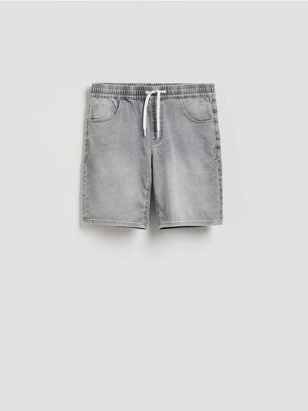 Jeansowe szorty jogger - jasnoszary. Szare szorty męskie Reserved, z denimu, bez kołnierzyka. Za 99.99 zł.