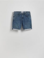 Szorty slim fit z zakładkami - granatowy. Niebieskie szorty męskie Reserved, z denimu, bez kołnierzyka. Za 129.99 zł.