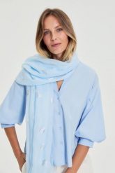 Szal z metalicznym nadrukiem błękitny. Niebieskie szaliki i kominy damskie MOODO, bez wzorów, z poliesteru. Za 39.99 zł.