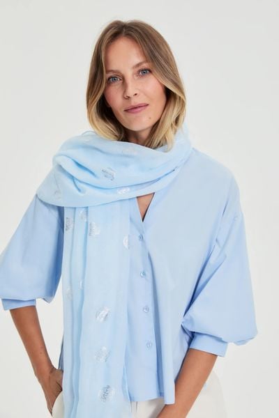 Szal z metalicznym nadrukiem błękitny. Niebieskie szaliki i kominy damskie MOODO, bez wzorów, z poliesteru. Za 39.99 zł.