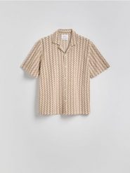 Wzorzysta koszula regular fit - beżowy. Brązowe koszule męskie Reserved, l, bez wzorów, z bawełny, bez kołnierzyka, bez ramiączek. W wyprzedaży za 65.99 zł.