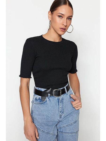 Trendyol Koszulka w kolorze czarnym rozmiar: M. Czarne bluzki damskie Trendyol, m, bez wzorów, prążkowane, bez kołnierzyka, bez ramiączek. Za 61.17 zł.