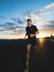 4F Koszulka do biegania szybkoschnąca męska - czarna XL. Czarne t-shirty sportowe męskie 4f, m, z materiału, bez ramiączek, do biegania. Za 119.99 zł.