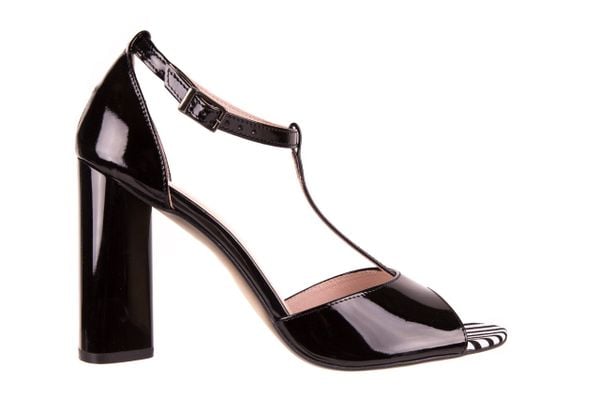 Sandały Bayla-097 08 Czarno - Białe Sandały, Skóra naturalna lakierowana - 36. Czarne sandały damskie Bayla, bez wzorów, z lakierowanej skóry, bez obcasa, na obcasie. W wyprzedaży za 99.00 zł.