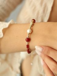 Pierres delicates Pozłacana bransoletka z koralami i perłami rozmiar: onesize. Białe bransoletki damskie Pierres delicates, pozłacane. Za 58.95 zł.