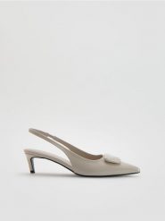 Czółenka z ozdobnym detalem - kremowy. Białe czółenka damskie Reserved, bez wzorów, ze skóry, bez obcasa. Za 149.99 zł.