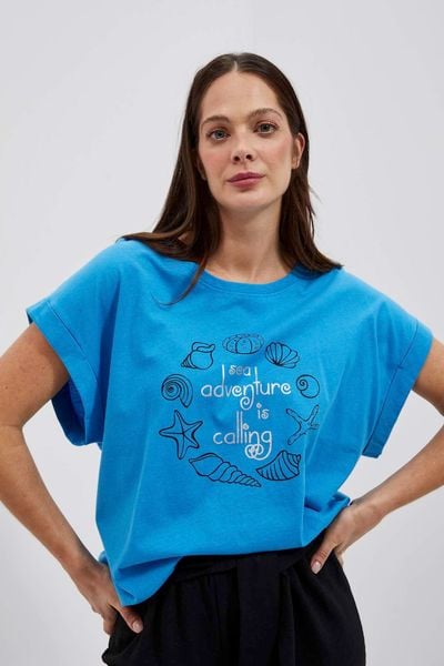 Bawełniany t-shirt z nadrukiem lazurowy. Niebieskie t-shirty damskie MOODO, s, bez wzorów, z bawełny, bez kołnierzyka. W wyprzedaży za 24.99 zł.