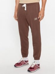 New Balance Spodnie dresowe NB Essentials Sweatpant MP33509 Brązowy Regular Fit. Brązowe spodnie dresowe męskie New Balance, bez wzorów, z bawełny. Za 199.99 zł.