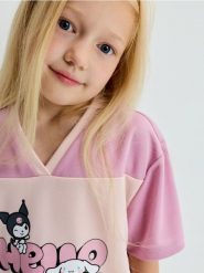 Koszulka z nadrukiem Hello Kitty and Friends - wielobarwny. Koszulki dziewczęce Sinsay, l, bez wzorów, bez ramiączek. Za 19.99 zł.
