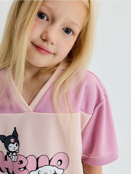 Koszulka z nadrukiem Hello Kitty and Friends - wielobarwny. Koszulki dziewczęce Sinsay, l, bez wzorów, bez ramiączek. Za 19.99 zł.