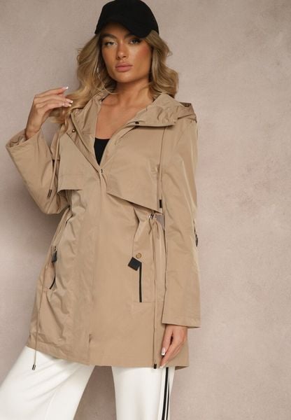 Jasnobrązowy Płaszcz Kurtka Wiatrówka z Kapturem Arivina. Brązowe kurtki damskie Renee, l, z aplikacjami, z jeansu, z kapturem. Za 239.99 zł.